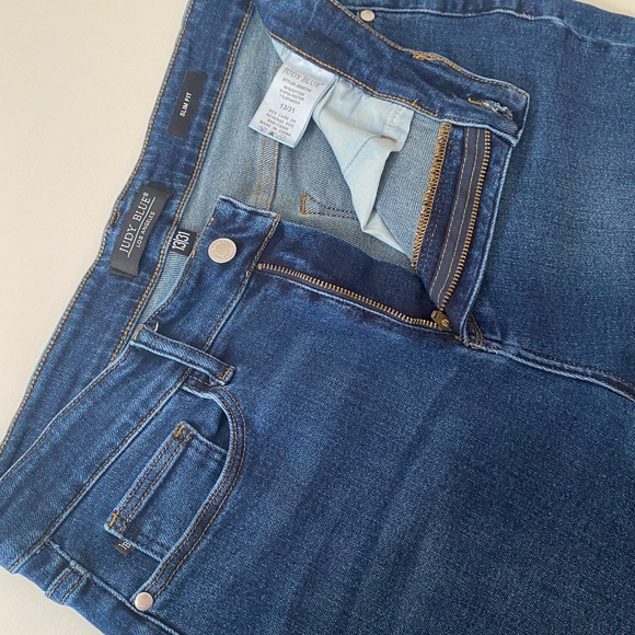 Judy Blue High Rise Slim Fit Medium Wash Released Hem Sz 13/31 - Picture 7 of 15